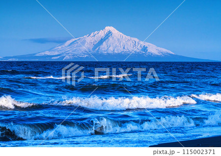 海越しの冠雪した利尻富士　冬の絶景　 115002371