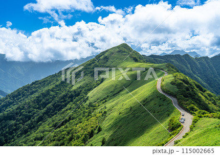 東黒森への登山道から見た夏のUFOライン17　高知県吾川郡いの町 115002665