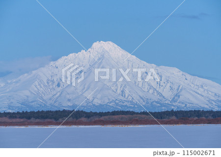 サロベツ原野 雪原のパンケ沼からの利尻富士　冬の北海道の絶景 115002671