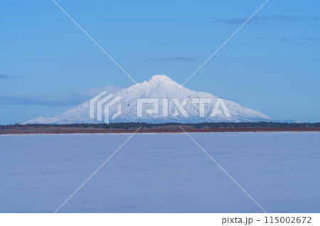サロベツ原野 雪原のパンケ沼からの利尻富士 冬の北海道の絶景 サロベツ原野 雪原のパンケ沼からの利尻富士 冬の北海道の絶景 115002672