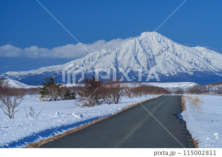 稚内からみる冠雪した利尻富士 冬の北海道観光 稚内からみる冠雪した利尻富士 冬の北海道観光 115002811