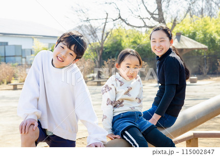 公園で楽しく遊ぶ子供たち 115002847