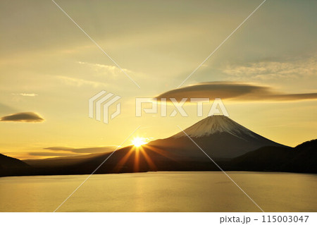 日本の夜明け 富士山と太陽の写真素材 [115003047] - PIXTA