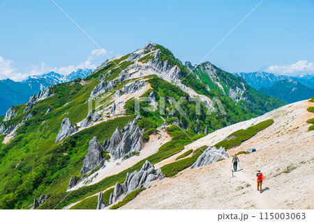 夏の燕岳登山(燕山荘から燕岳山頂を望む) 夏の燕岳登山(燕山荘から燕岳山頂を望む) 115003063