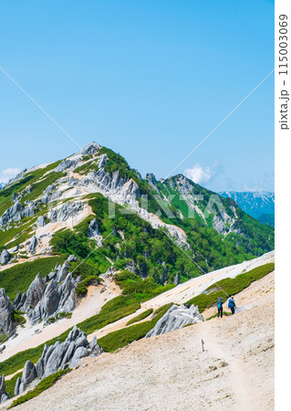 夏の燕岳登山（燕山荘から燕岳山頂を望む）の写真素材 [115003069] - PIXTA