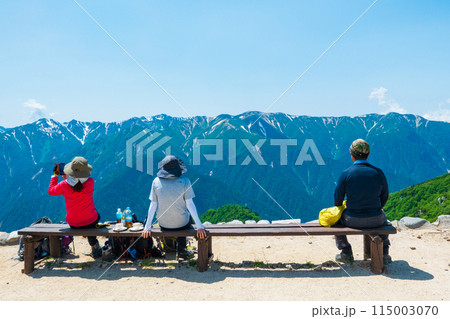 夏の燕岳登山(燕山荘から鷲羽岳・水晶岳・野口五郎岳の眺め) 夏の燕岳登山(燕山荘から鷲羽岳・水晶岳・野口五郎岳の眺め) 115003070