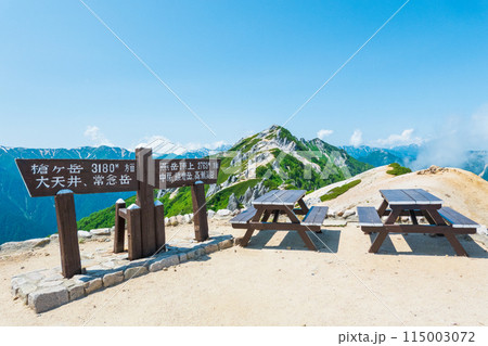 夏の燕岳登山（燕山荘から燕岳山頂を望む） 115003072