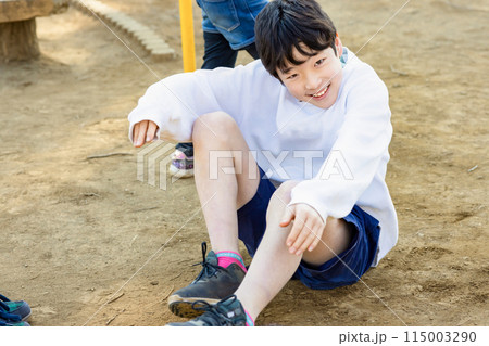 土の上で転ぶ男の子 土の上で転ぶ男の子 115003290