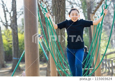 アスレチックを楽しむ小学生女子 アスレチックを楽しむ小学生女子 115003624