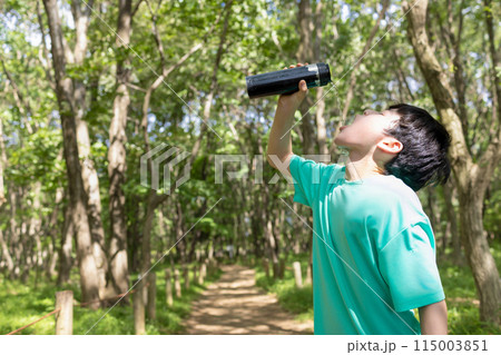 水分補給をする小学生男子 115003851