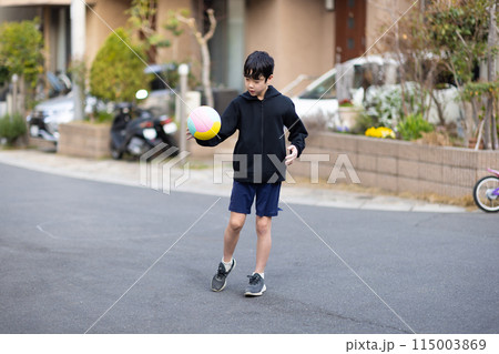 ボールで遊ぶ子供 ボールで遊ぶ子供 115003869