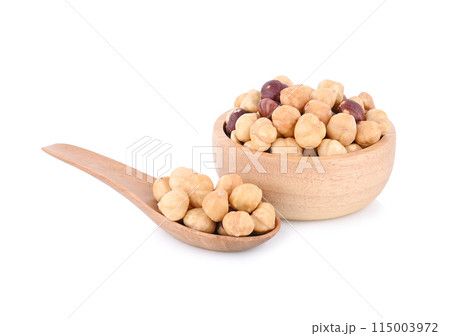 Hazelnuts roasted in cup and spoon wooden 115003972