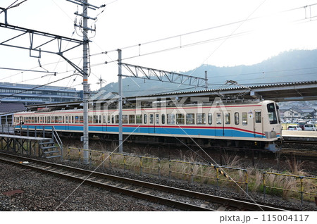 早朝、米原駅に停車中の近江鉄道の電車 115004117