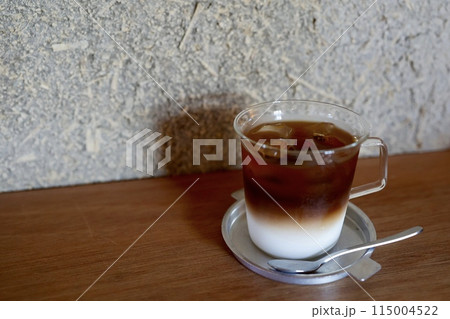 カフェで提供された2層のアイスカフェオレ カフェで提供された2層のアイスカフェオレ 115004522