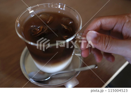 カフェで提供された2層のアイスカフェオレ 115004523