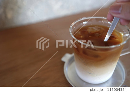 カフェで提供された2層のアイスカフェオレ カフェで提供された2層のアイスカフェオレ 115004524