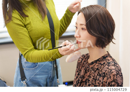 メイクアップアーティストに化粧をしてもらうモデル 115004729