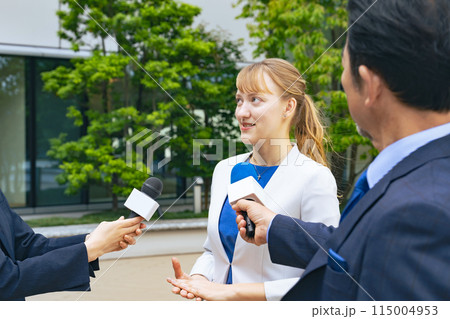 インタビューを受ける外国人女性 115004953