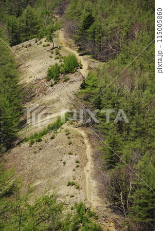 石尾根を歩く登山者 115005860