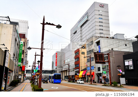 富山市新富町/すずかけ通りより富山駅方面を望む(富山県富山市)【2024.4】 富山市新富町/すずかけ通りより富山駅方面を望む(富山県富山市)【2024.4】 115006194