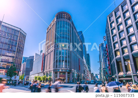 日本の東京都市景観 5月。「三越前駅」前。日本橋三越や日本橋北詰の交差点などを望む＝17日 115007335