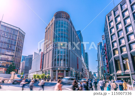 日本の東京都市景観 5月。「三越前駅」前。日本橋三越や日本橋北詰の交差点などを望む＝17日 115007336