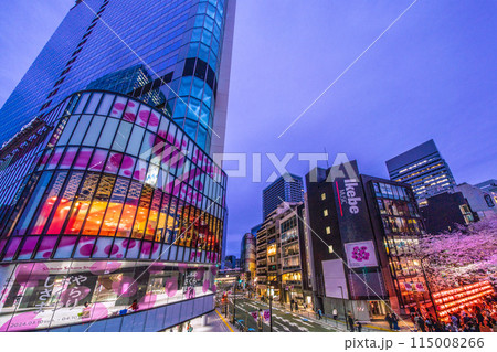 日本の東京都市景観 渋谷サクラステージSHIBUYAタワー前のさくら坂で、桜が満開に＝5日 115008266