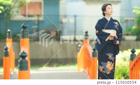 着物を着た30代女性 115010554