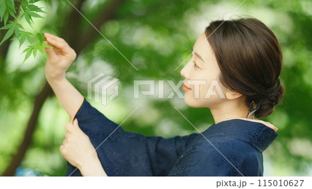 着物を着た30代女性 115010627