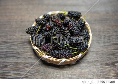 ザルに入れた桑の実 115011306