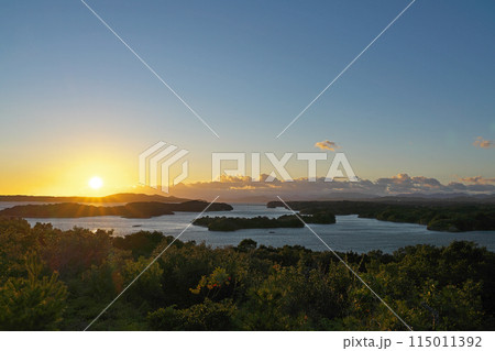 【伊勢志摩 桐垣展望台 (夕刻)】 三重県志摩市大王町ともやま 115011392