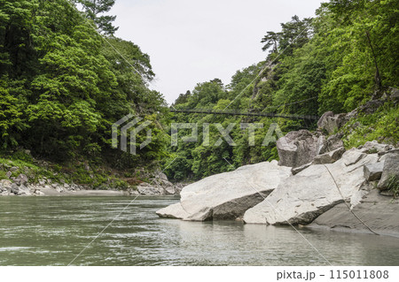 天竜峡、川下りの船上から望む景色 115011808