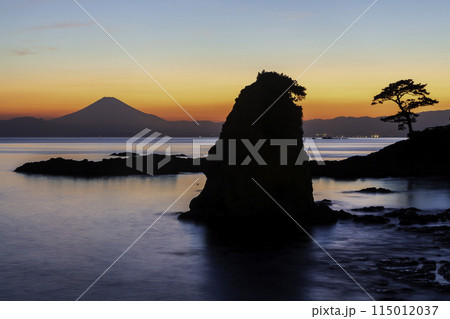 横須賀市秋谷立石海岸から海に沈む夕日と夕焼けに染まる富士山 横須賀市秋谷立石海岸から海に沈む夕日と夕焼けに染まる富士山 115012037