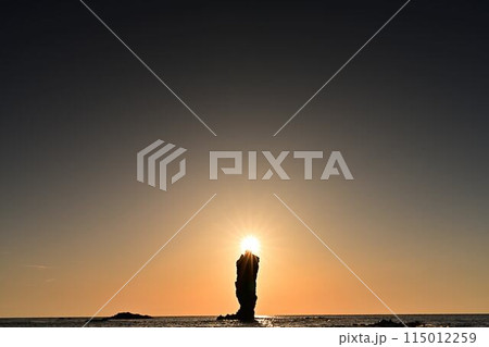 海に沈む夕日 115012259