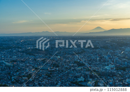 （神奈川県）横浜市の街並み　富士山遠望　夕景 115012888