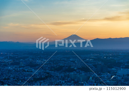 （神奈川県）横浜市の街並み　富士山遠望　夕景 115012900