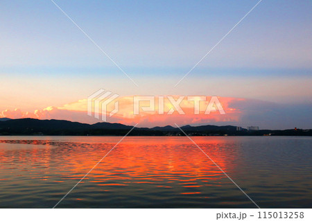伊勢夕陽 夕陽 伊勢湾夕陽 英虞湾夕陽 大王町 三重県 伊勢 太平洋 夕暮れ 夕焼け 伊勢夕焼け 伊勢夕陽 夕陽 伊勢湾夕陽 英虞湾夕陽 大王町 三重県 伊勢 太平洋 夕暮れ 夕焼け 伊勢夕焼け 115013258