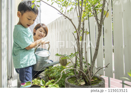 親子で植木に水やり 115013521