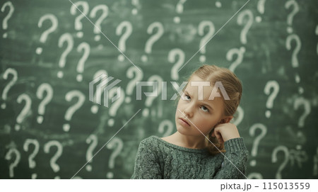 考え込む少女と黒板のクエスチョンマーク 115013559