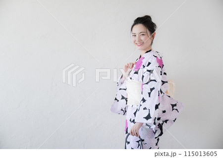 浴衣を着た女性 白バック 115013605