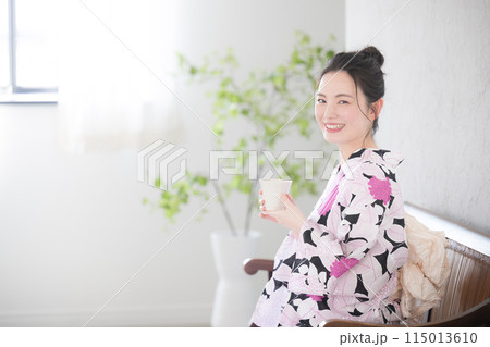 浴衣で飲み物を飲む女性 115013610