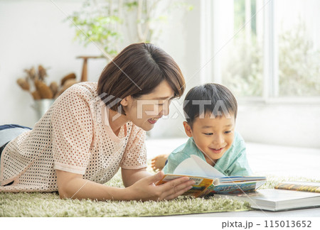 親子で読書　リビングルーム　 115013652
