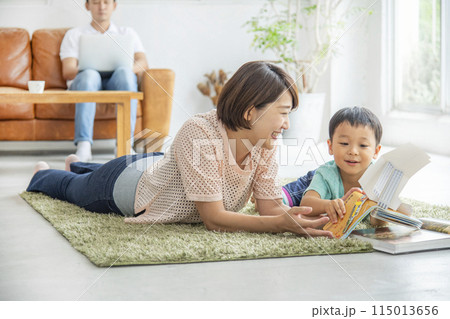 親子で読書 リビングルーム 親子で読書 リビングルーム 115013656