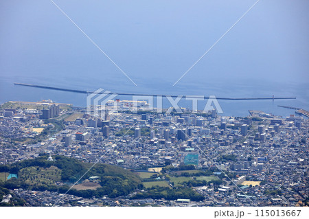 鶴見岳から見た別府港と別府市街、実相寺中央公園 115013667