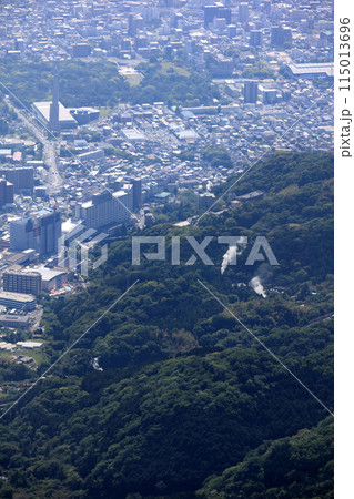 鶴見岳から見た杉乃井ホテルと杉乃井発電所の蒸気 鶴見岳から見た杉乃井ホテルと杉乃井発電所の蒸気 115013696