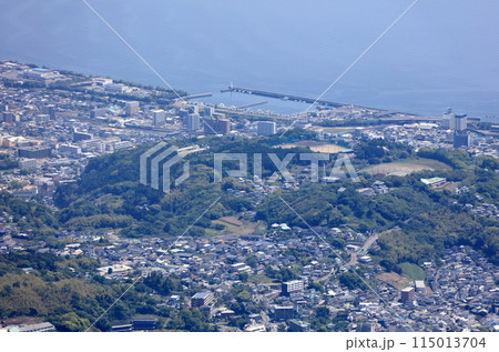 鶴見岳から見る別府市街北部亀川漁港、亀川駅付近 115013704