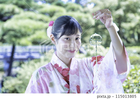 風鈴を持つ浴衣の女性 風鈴を持つ浴衣の女性 115013805