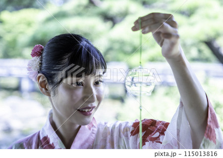 風鈴を持つ浴衣の女性 115013816