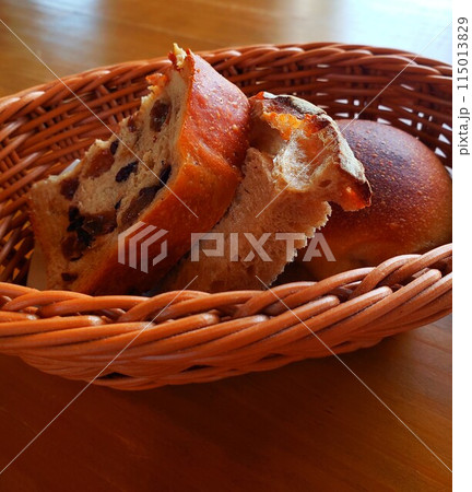 カゴに入った窯焼き手作りパン カゴに入った窯焼き手作りパン 115013829