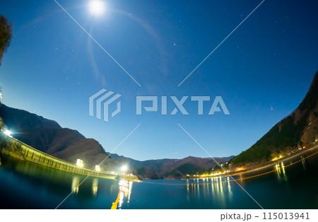 奥多摩湖の星空と月光 115013941